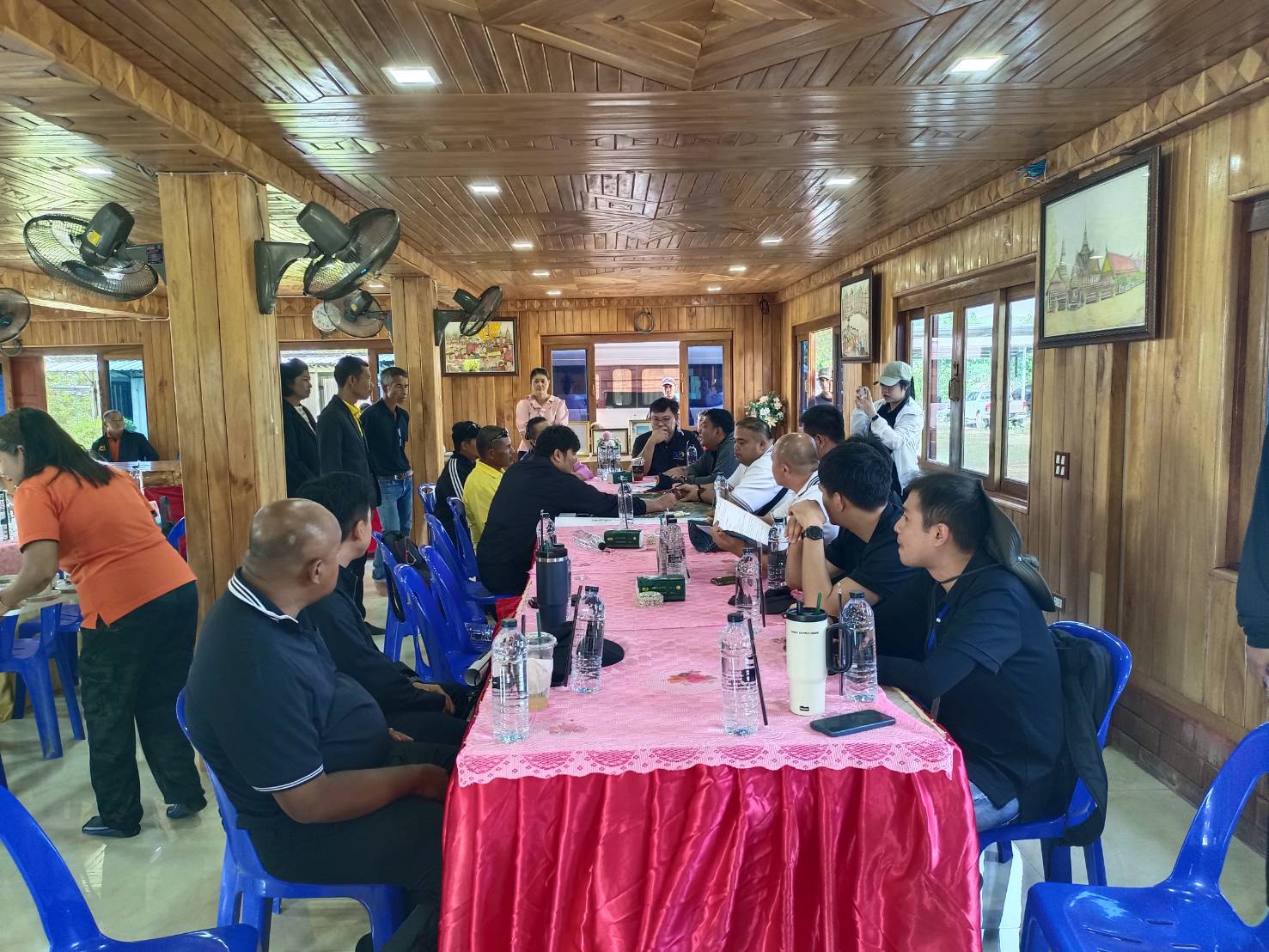 title -  ปฏิรูปที่ดินจังหวัดเพชรบุรี พร้อมด้วย เจ้าหน้าที่ ส.ป.ก.เพชรบุรี ปฏิบัติงานร่วมกับเจ้าหน้าที่สำนักกฎหมาย สำนักจัดการปฏิรูปที่ดิน และสำนักแผนที่และสารบบที่ดินของ สำนักงานการปฏิรูปที่ดินเพื่อเกษตรกรรม ในการลงพื้นที่ตรวจสอบการทำประโยชน์ในที่ดินของเกษตรกร ภายใต้โครงการแก้ไขปัญหาที่ดินทำกินเกษตรกรสภาประชาชน 4 ภาค